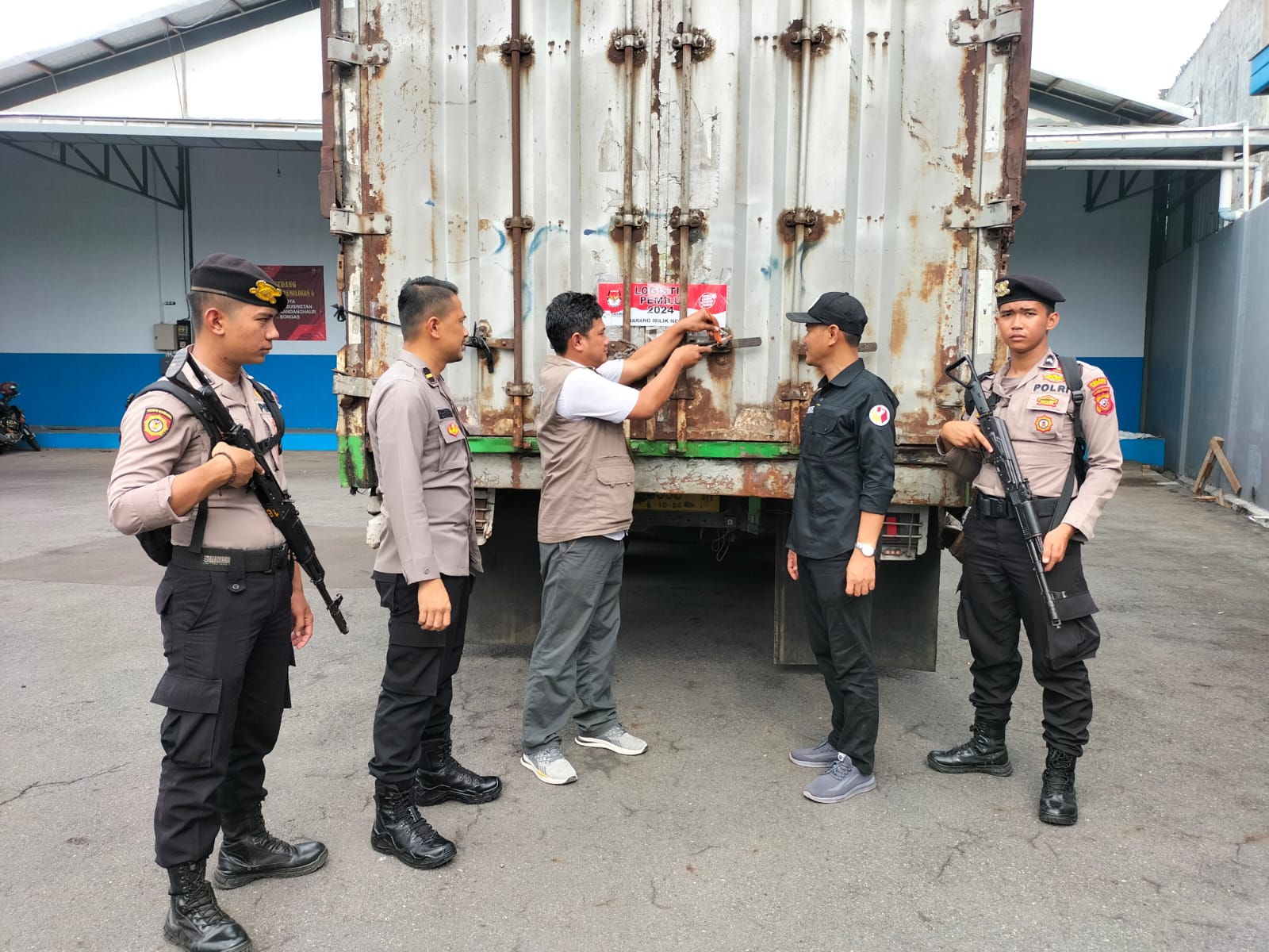 Anggota Bawaslu Kabupaten Indramayu Supriadi dalam Pengawasan Melekat Pendistribusian Logistik