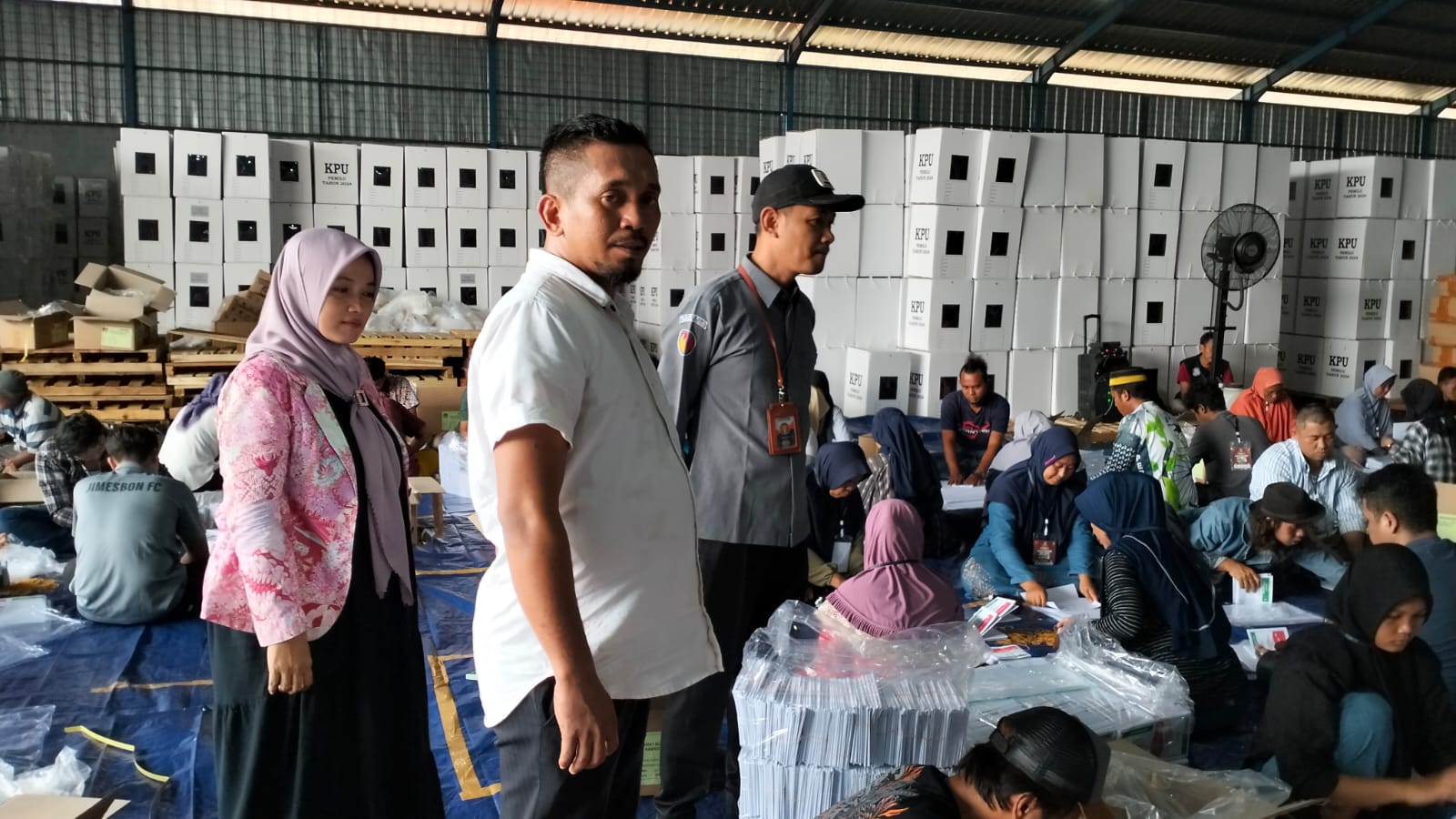 Anggota Bawaslu Kabupaten Indramayu, M.Saprudin dan Supriadi dalam pengawasan melekat sortir dan pelipatan surat suara di gudang KPU Indramayu, Langut Kecamatan Lohbener