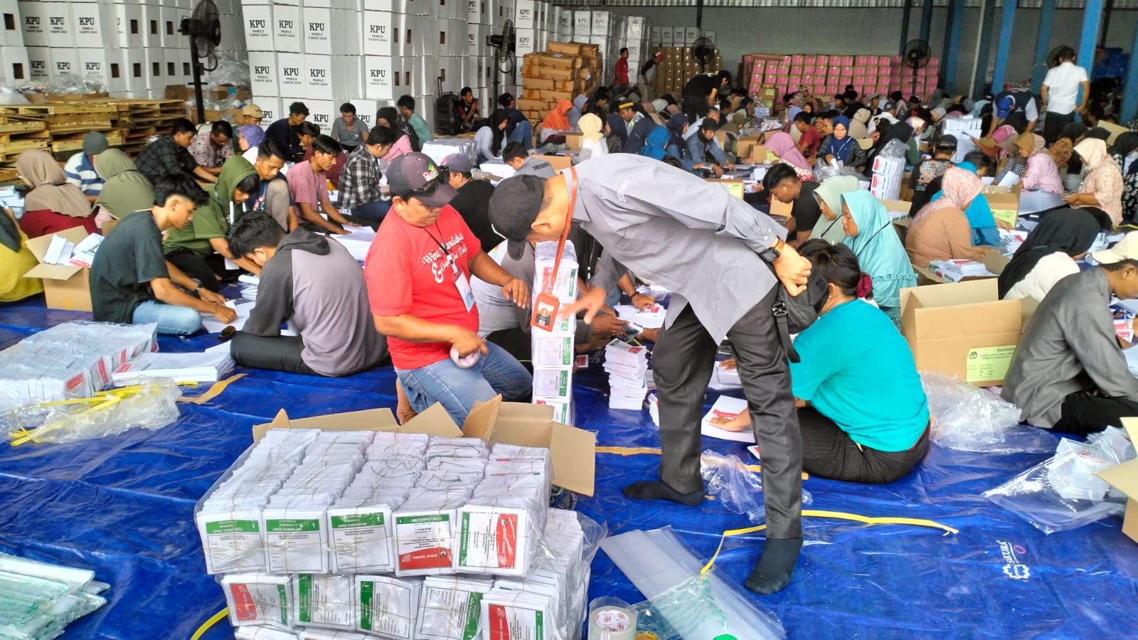 Anggota Bawaslu Kabupaten Indramayu, Supriadi saat pengawasan sortir dan pelipatan surat suara di Gudang KPU, Langut.