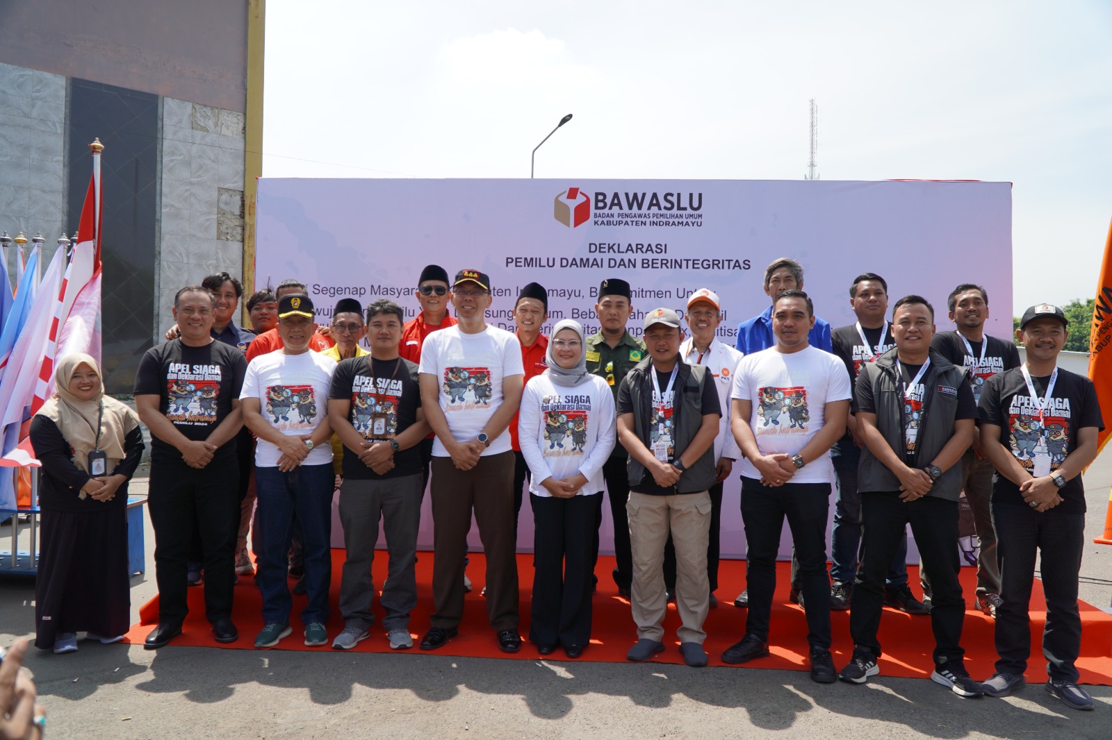 Foto Bersama Pimpinan Bawaslu Kabupaten Indramayu bersama Stakeholder