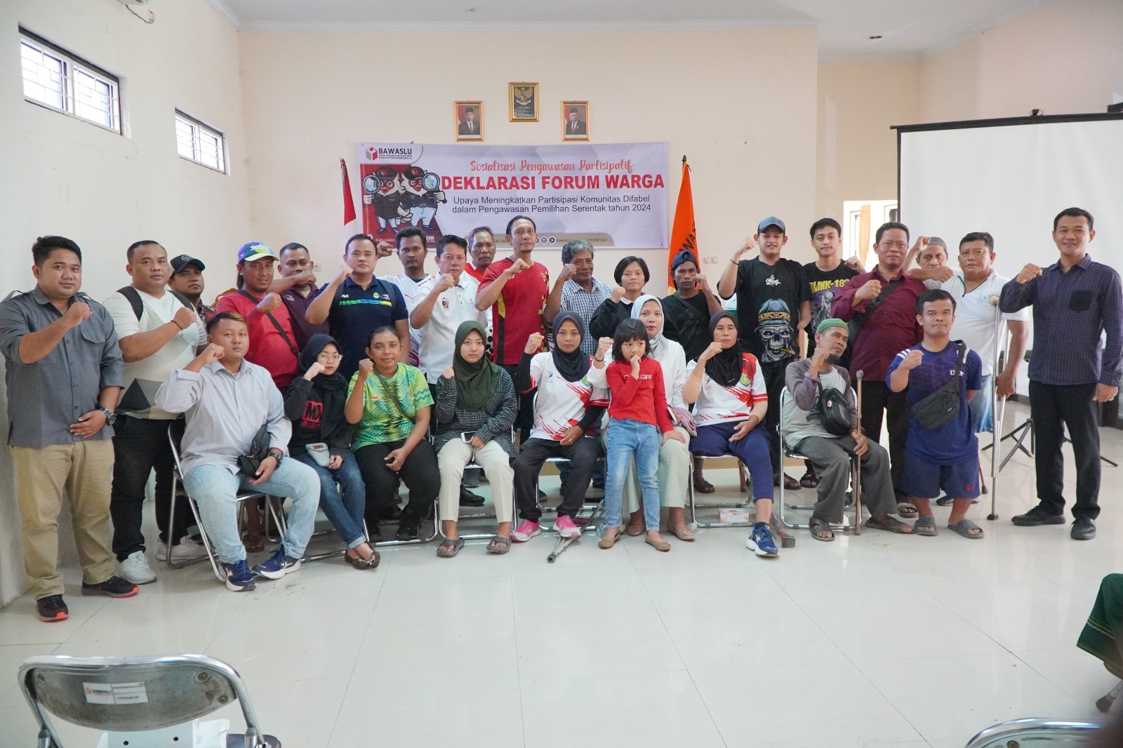 Anggota Bawaslu Kabupaten Indramayu, Supriadi bersama Forum Warga Difabel, Senin (8 Juli 2024) di Kantor Bawaslu Kabupaten Indramayu (Doc.Humas)