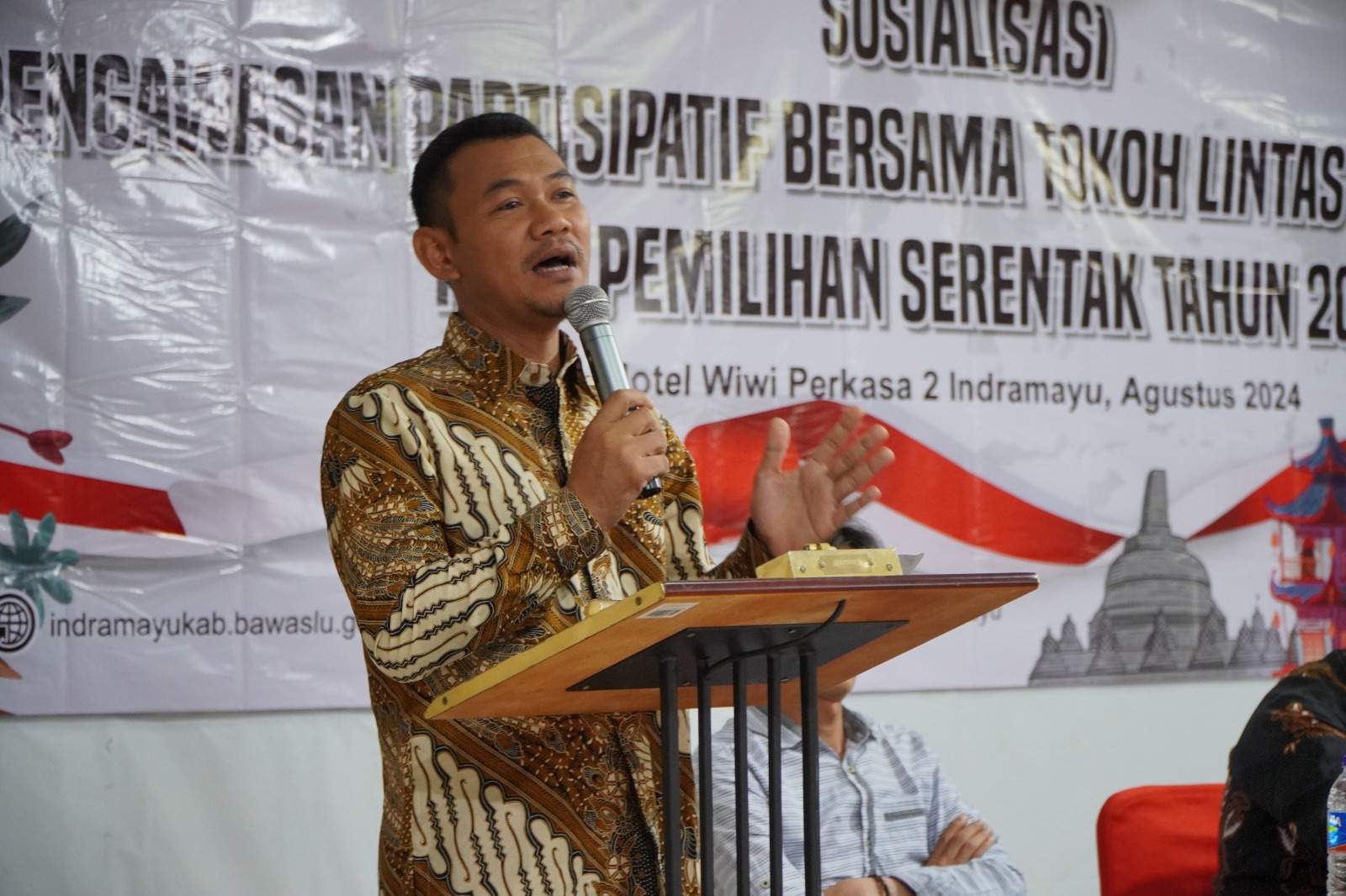 Anggota Bawaslu Kabupaten Indramayu, Supriadi, Membuka Kegiatan Sosialisasi Pengawasan Partisipatif Bersama Tokoh Lintas Agama dan Etnis, Indramayu (31 Agustus 2024)