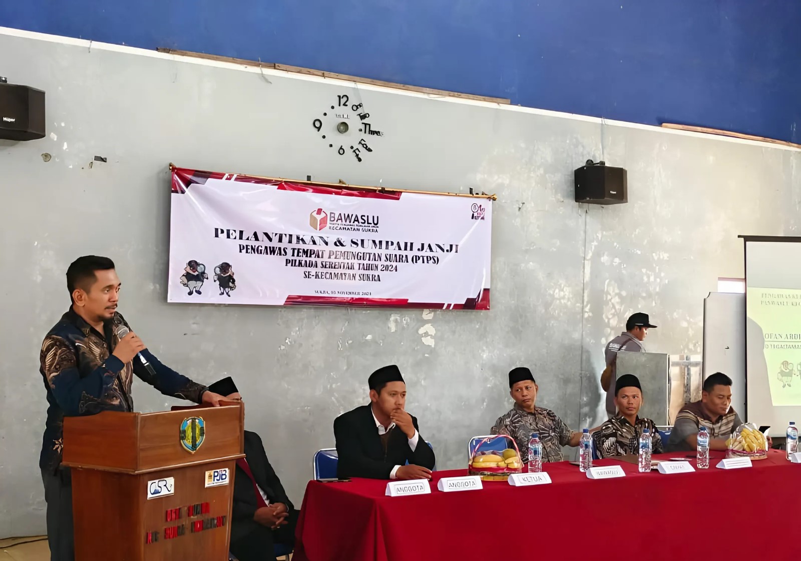 Anggota Bawaslu Kabupaten Indramayu, Saprudin memberikan arahan pada pelantikan PTPS di Kecamatan Sukra, Minggu (4 November 2024)