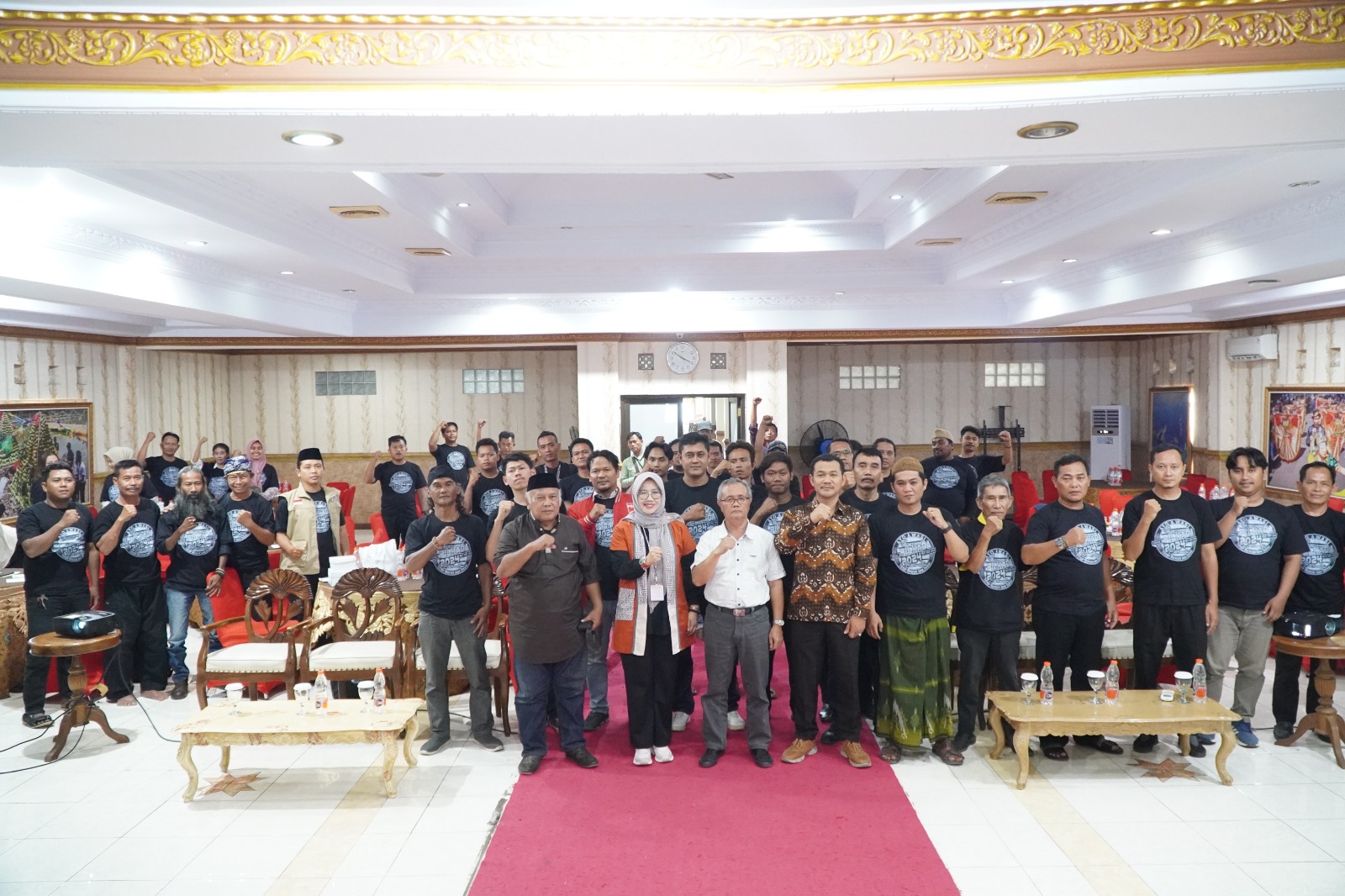 Pimpinan Bawaslu Indramayu Foto Bersama Narasumber dan Peserta Sosialisasi