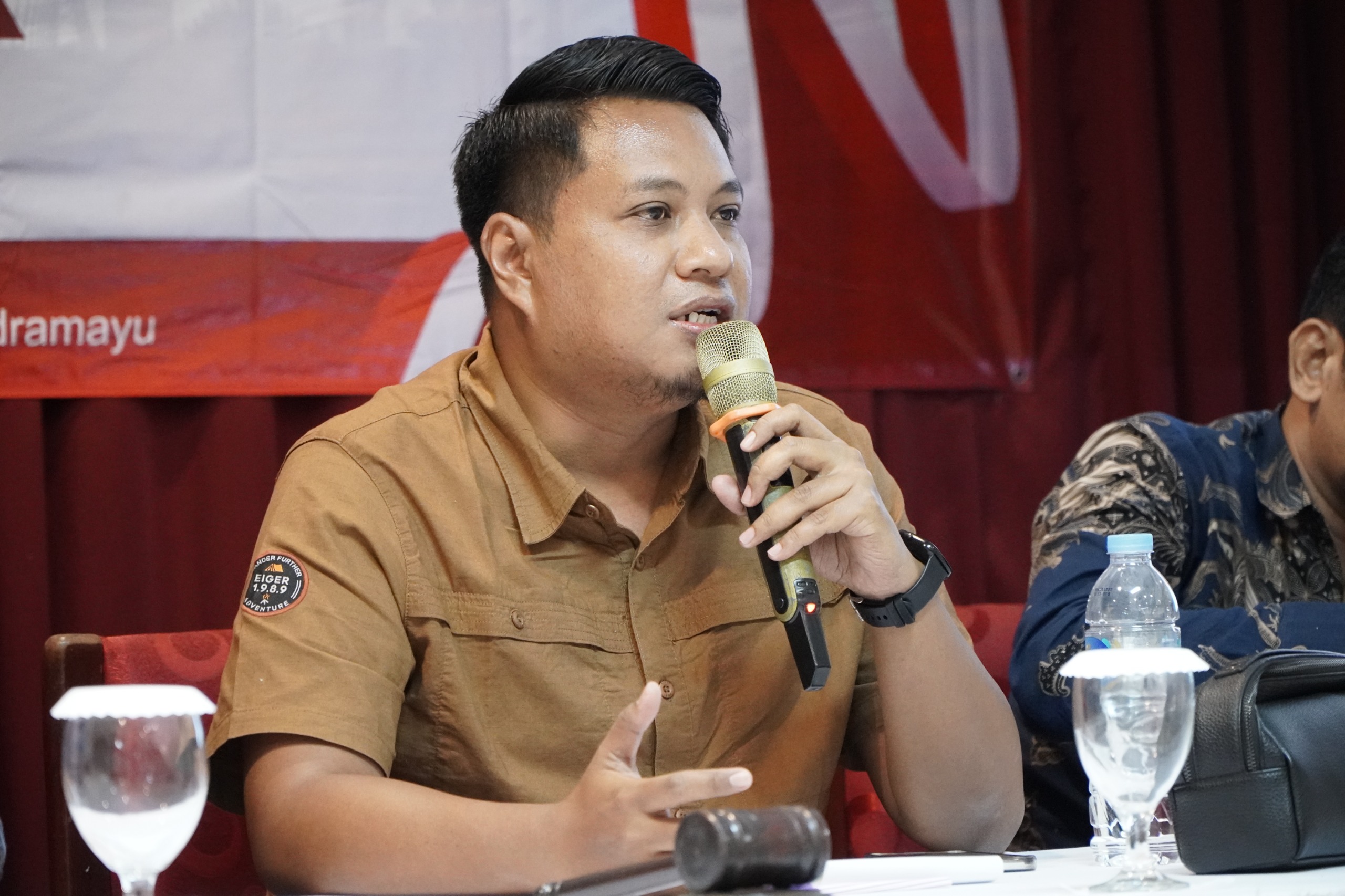 Dede Irawan Soroti Disiplin Panwascam dalam Rapat Kerja Evaluasi