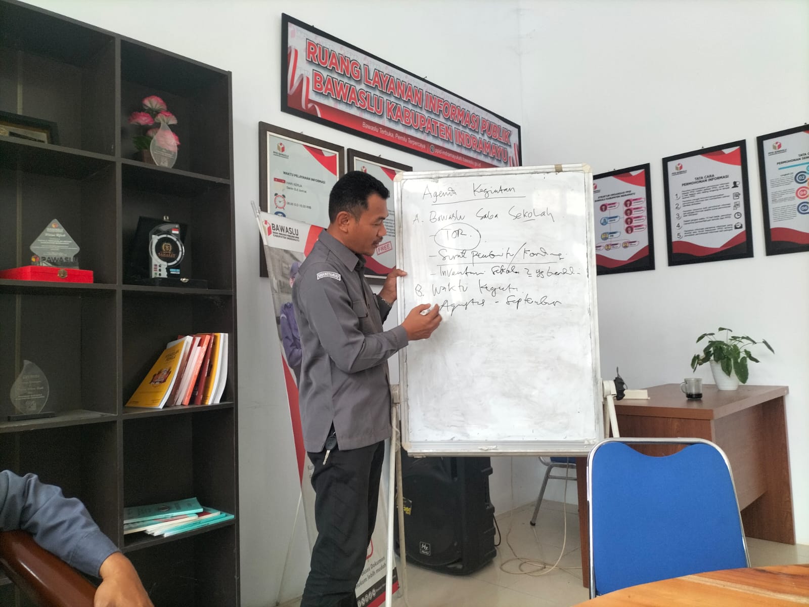 Bawaslu Indramayu Gaet Generasi Z Lewat Program “Saba Sekolah” dan “Goes to Campus”