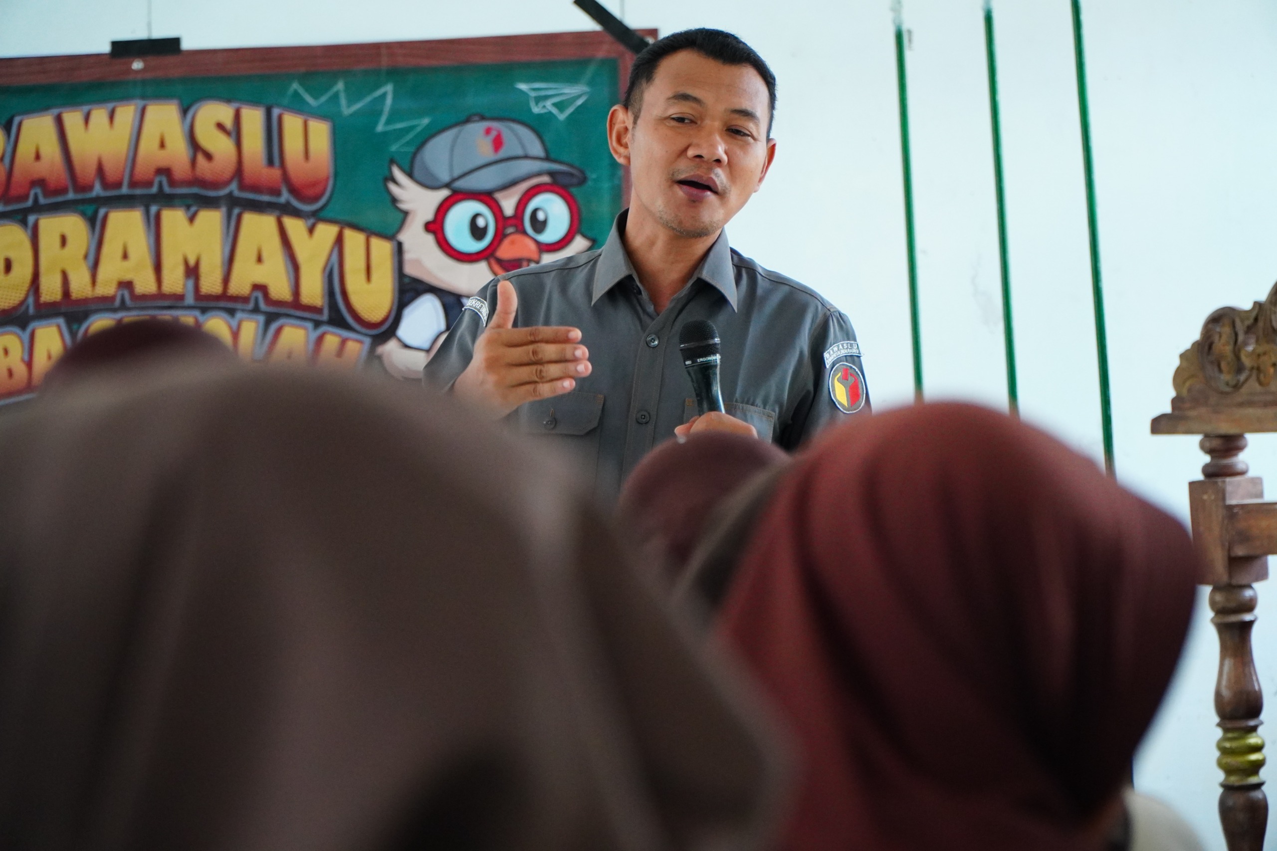 Bawaslu Indramayu Saba Sekolah di dua sekolah, yakni SMA NU Juntinyuat dan SMK Yabujah Segeran