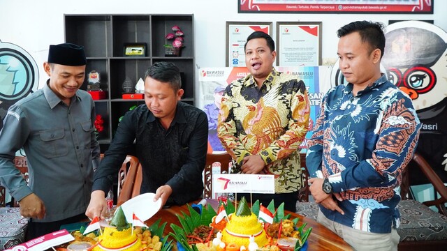 Bawaslu Indramayu Gelar Doa Syukur HUT RI ke-80 dan HUT Bawaslu ke-7