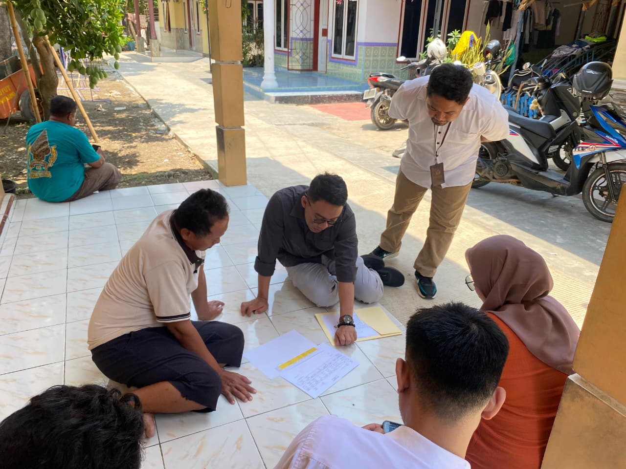 Staf Bawaslu Indramayu saat pengawasan coktas