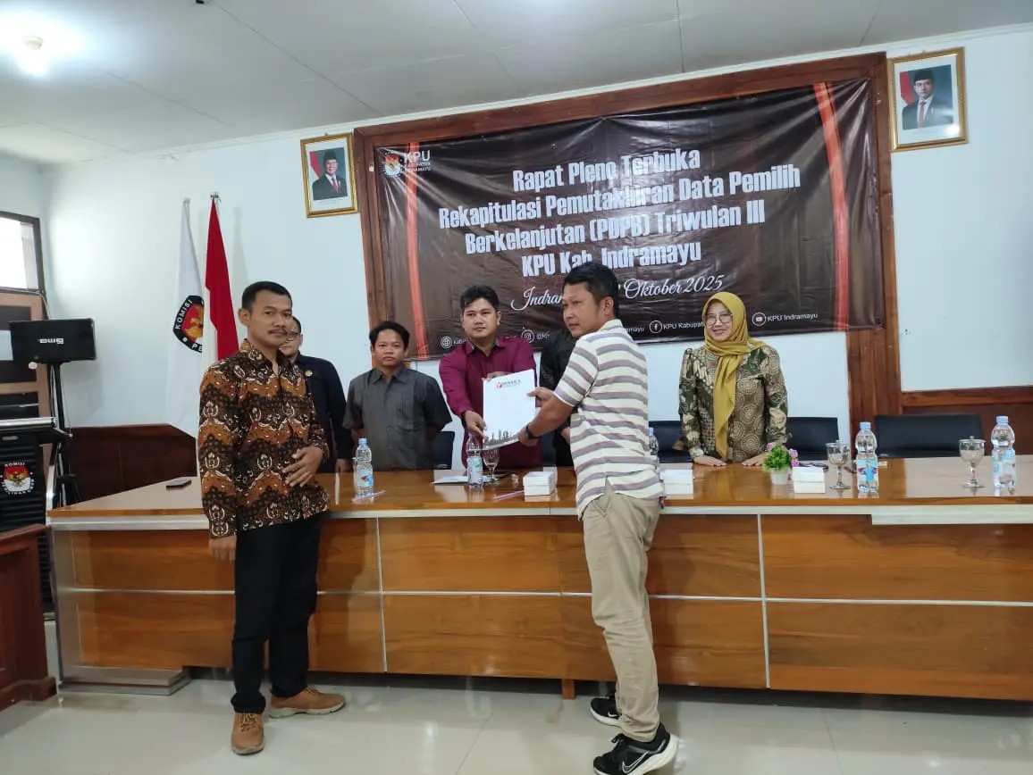 Ketua Bawaslu Kab. Indramayu, Ahmad Tabroni (kanan) di dampingi Koordiv. PPHM, Supriadi (kiri) menerima Berita Acara Pleno PDPB dari Ketua KPU Indramayu, Masykur di dampingi Komisioner dan Sekretaris KPU, Kamis (2/10/2025) di Aula KPU Indramayu. Foto Dok.Humas.