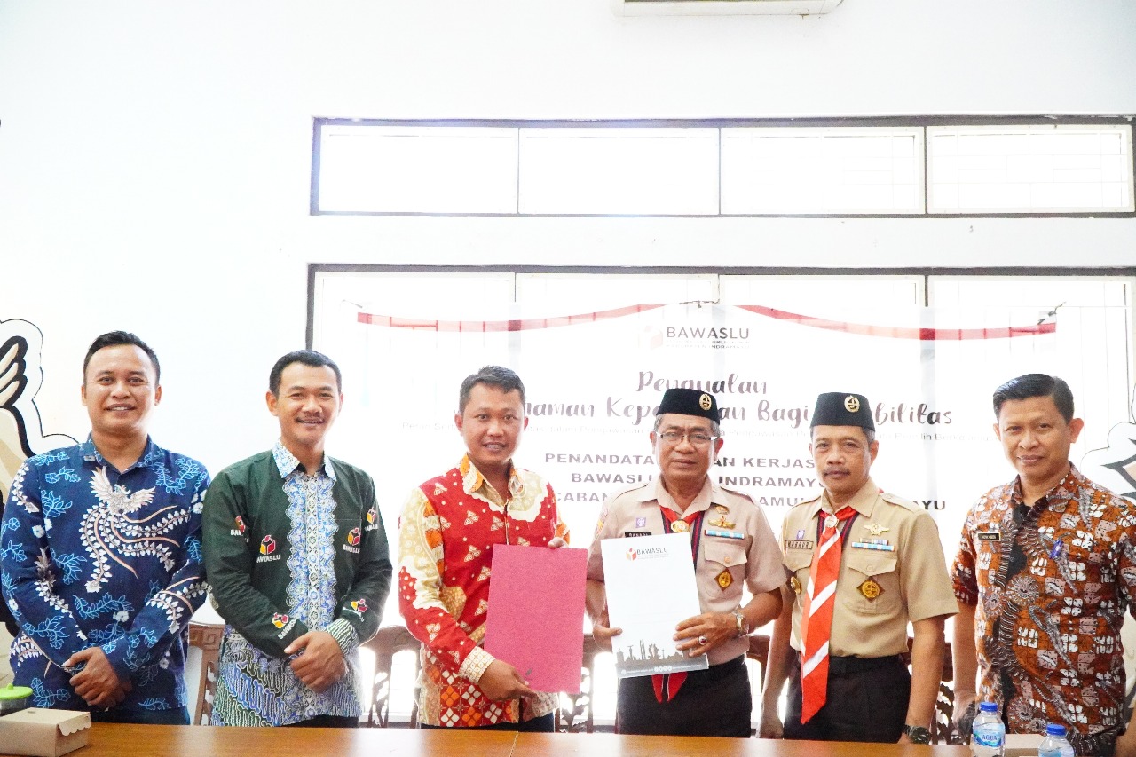 Bawaslu Indramayu dan Kwarcab Pramuka Tandatangani MoU, Perkuat Sinergi Pengawasan Partisipatif Pemilu