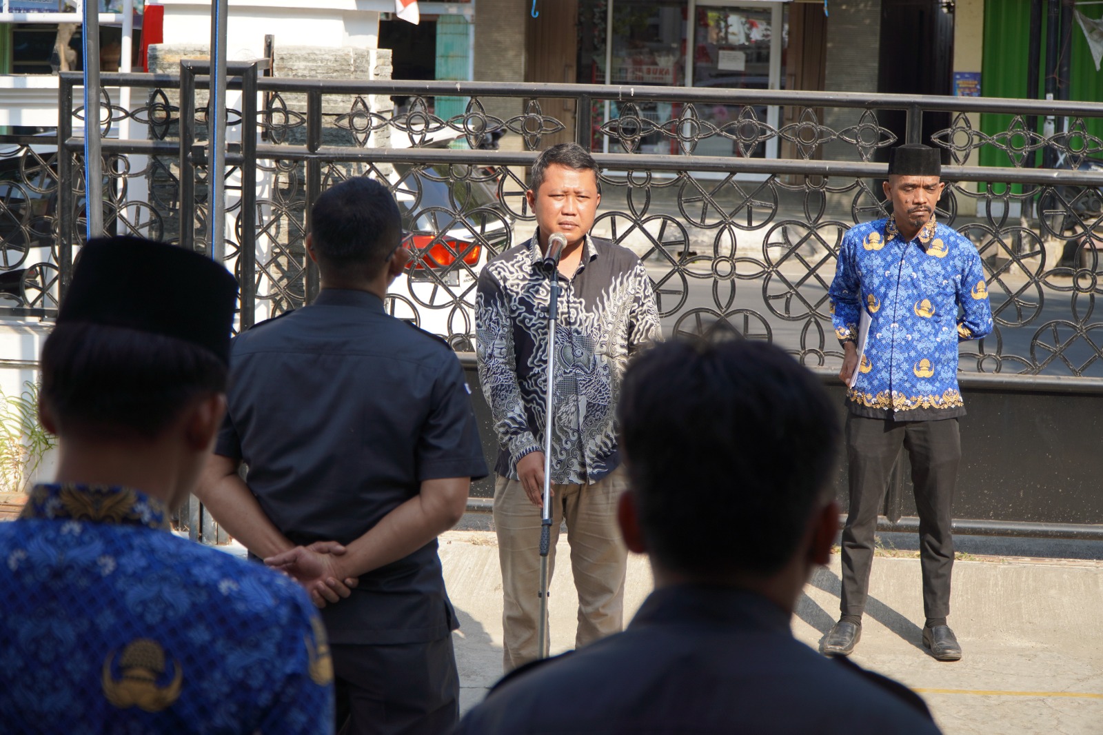 Ketua Bawaslu Kabupaten Indramayu, Ahmad Tabroni Memberikan Amanat Pada Upacara Peringatan HUT Ke-81 RI di Halaman Kantor Bawaslu Kabupaten Indramayu (17/8/2026)