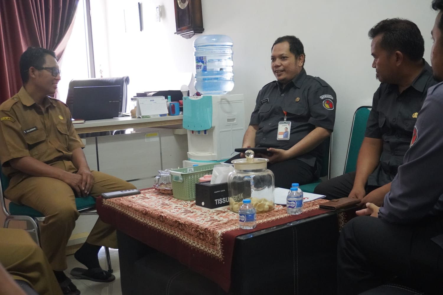 Kepala Sekretariat Bawaslu Kabupaten Indramayu Dedy Mulia (tengah) menjajaki kerja sama di bidang kearsipan bersama Dispusip Kabupaten Indramayu . Pertemuan ini menjadi langkah awal dalam memperkuat koordinasi dan sinergi pengelolaan arsip guna mewujudkan tata kelola administrasi yang tertib, efektif, dan akuntabel
