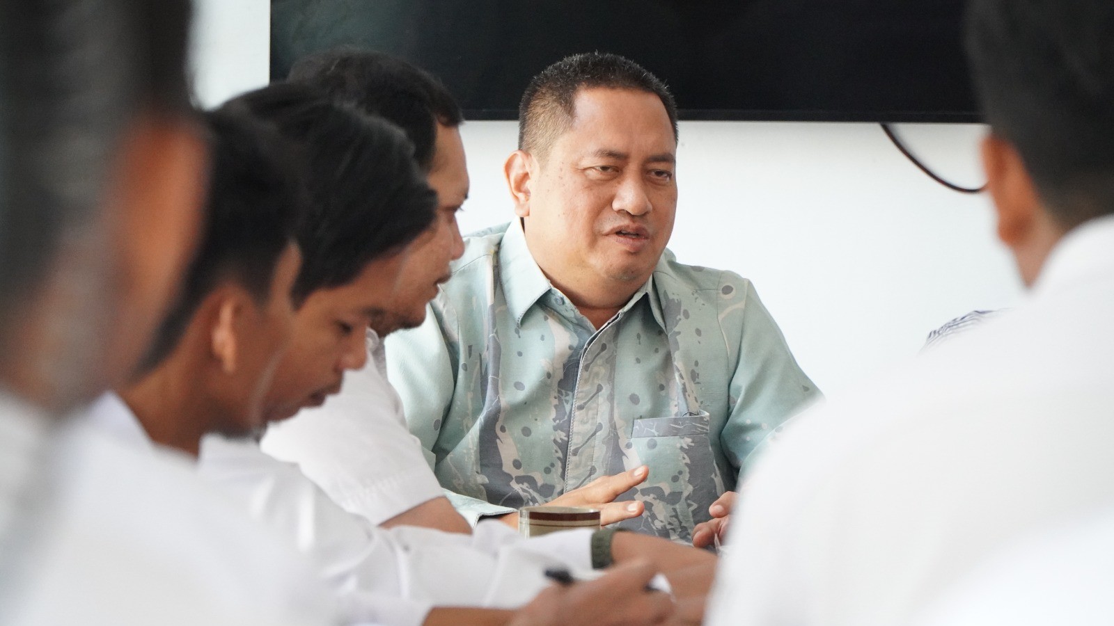 Syaiful Bachri, Koordiv. Penanganan Pelanggaran Bawaslu Jabar memberikan arahan saat supervisi di Bawaslu Kabupaten Indramayu, Rabu (14/10/2026)