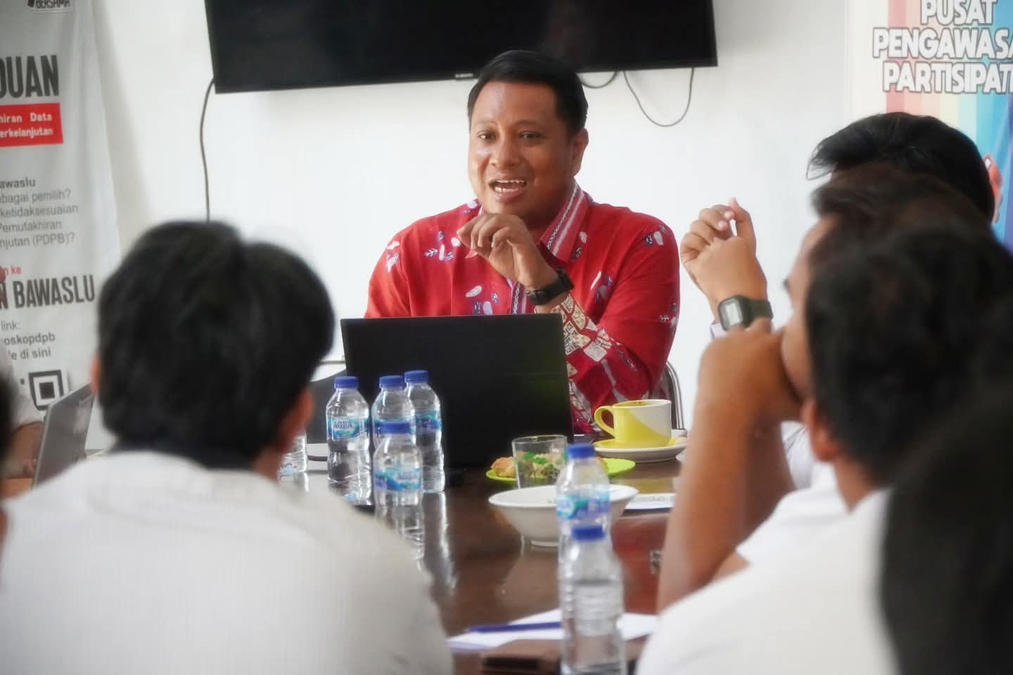 Koordinator Divisi Penanganan Pelanggaran dan Data Informasi Bawaslu Kabupaten Indramayu, Dede Irawan, saat menyampaikan materi tentang Tata Kelola dan Pengelolaan Data Pemilu di Aula Kantor Bawaslu Kabupaten Indramayu.