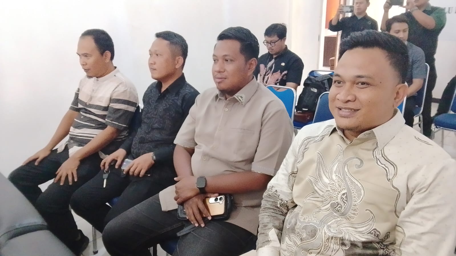 Ketua Bawaslu Kabupaten Indramayu Ahmad Tabroni Sebelah Tengah Kanan , Koordinator Divisi Penanganan Pelanggaran Dede Irawan Sebelah Tengah Kiri saat menghadiri Rapat kerja teknis Inventarisasi dan Pengelolaan Barang Dugaan Pelanggaran Pemilu dan Pemilihan, yang di selenggarakan  oleh Bawaslu Provinsi Jawa Barat di Aula Kantor Bawaslu Majalangka.