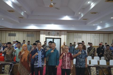 Foto Bersama Pimpinan Bawaslu Kabupaten Indramayu bersama peserta
