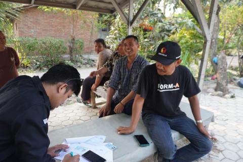 Koordinator Divisi Pencegahan, Partisipasi Masyarakat, dan Hubungan Masyarakat Bawaslu Kabupaten Indramayu, Supriadi, bersama staf melakukan pengecekan data pemilih melalui proses pencatatan dan pemeriksaan dokumen.