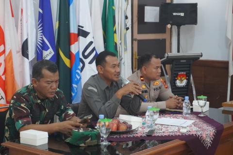 Koordinator Divisi Pencegahan, Parmas & Humas Bawaslu Kabupaten Indramayu, Supriadi (tengah) saat memberikan saran masukan dalam rapat Rekapitulasi PDPB Triwulan III, di Aula KPU Indramayu (30 September 2026)
