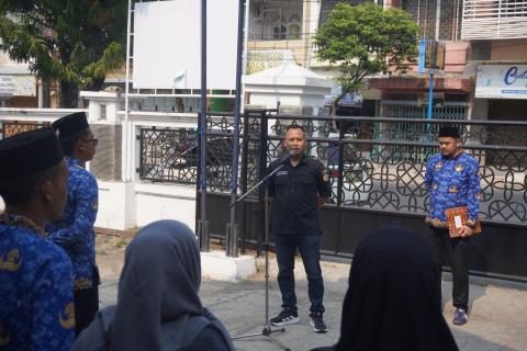 Anggota Bawaslu Kabupaten Indramayu, Ivan Sagito, menyampaikan amanat dalam Upacara Peringatan Hari Kesaktian Pancasila yang dilaksanakan di Halaman Kantor Bawaslu Kabupaten Indramayu, Kamis (1 Oktober 2026). Kegiatan tersebut menjadi momentum untuk memperkuat nilai-nilai Pancasila serta semangat kebangsaan dalam menjalankan tugas dan tanggung jawab kelembagaan.