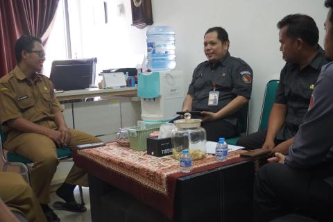 Kepala Sekretariat Bawaslu Kabupaten Indramayu Dedy Mulia (tengah) menjajaki kerja sama di bidang kearsipan bersama Dispusip Kabupaten Indramayu . Pertemuan ini menjadi langkah awal dalam memperkuat koordinasi dan sinergi pengelolaan arsip guna mewujudkan tata kelola administrasi yang tertib, efektif, dan akuntabel