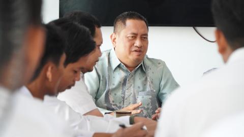 Syaiful Bachri, Koordiv. Penanganan Pelanggaran Bawaslu Jabar memberikan arahan saat supervisi di Bawaslu Kabupaten Indramayu, Rabu (14/10/2026)