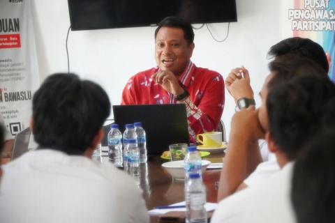 Koordinator Divisi Penanganan Pelanggaran dan Data Informasi Bawaslu Kabupaten Indramayu, Dede Irawan, saat menyampaikan materi tentang Tata Kelola dan Pengelolaan Data Pemilu di Aula Kantor Bawaslu Kabupaten Indramayu.