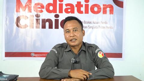  Koordinator Divisi Hukum dan Penyelesaian Sengketa Bawaslu Kabupaten Indramayu Ivan Sagito saat  menjelaskan Mediation Clinic di Aula Kantor Bawaslu Kabupaten Indramayu.