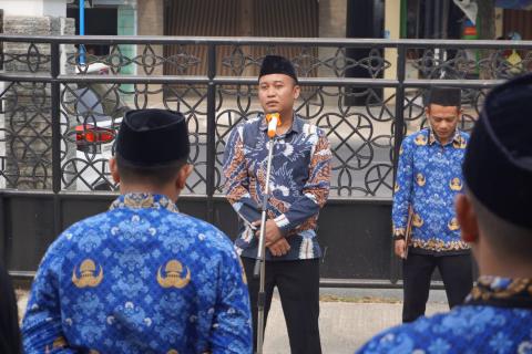Anggota Bawaslu Kabupaten Indramayu, Ivan Sagito saat memberikan amanat dalam Apel Peringatan Hari Sumpah Pemuda pada 28 Oktober 2026 di Halaman Kantor Bawaslu Kabupaten Indramayu.
