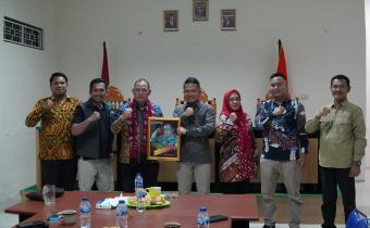 Anggota Bawaslu RI, Totok Hariyono bersama Pimpinan Bawaslu Kabupaten Indramayu dan Koorsek.