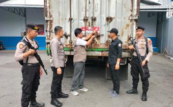 Anggota Bawaslu Kabupaten Indramayu Supriadi dalam Pengawasan Melekat Pendistribusian Logistik