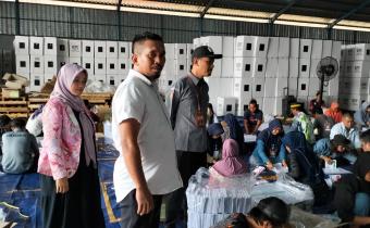 Anggota Bawaslu Kabupaten Indramayu, M.Saprudin dan Supriadi dalam pengawasan melekat sortir dan pelipatan surat suara di gudang KPU Indramayu, Langut Kecamatan Lohbener