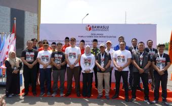 Foto Bersama Pimpinan Bawaslu Kabupaten Indramayu bersama Stakeholder