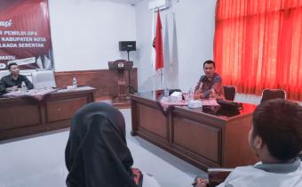 Supriadi dalam Rapat Koordinasi Persiapan Penyusunan Daftar Pemilih (DP4) di Kantor Komisi Pemilihan Umum (KPU) Indramayu, Rabu (29 Mei 2024).