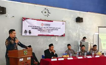 Anggota Bawaslu Kabupaten Indramayu, Saprudin memberikan arahan pada pelantikan PTPS di Kecamatan Sukra, Minggu (4 November 2024)