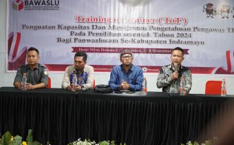 Ketua Bawaslu Kab. Indramayu Ahmad Tabroni Memberikan Sambutan dalam Training of Trainer