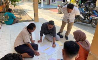 Staf Bawaslu Indramayu saat pengawasan coktas