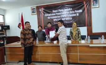 Ketua Bawaslu Kab. Indramayu, Ahmad Tabroni (kanan) di dampingi Koordiv. PPHM, Supriadi (kiri) menerima Berita Acara Pleno PDPB dari Ketua KPU Indramayu, Masykur di dampingi Komisioner dan Sekretaris KPU, Kamis (2/10/2025) di Aula KPU Indramayu. Foto Dok.Humas.