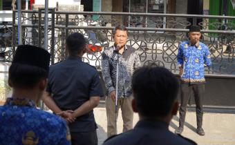 Ketua Bawaslu Kabupaten Indramayu, Ahmad Tabroni Memberikan Amanat Pada Upacara Peringatan HUT Ke-81 RI di Halaman Kantor Bawaslu Kabupaten Indramayu (17/8/2026)